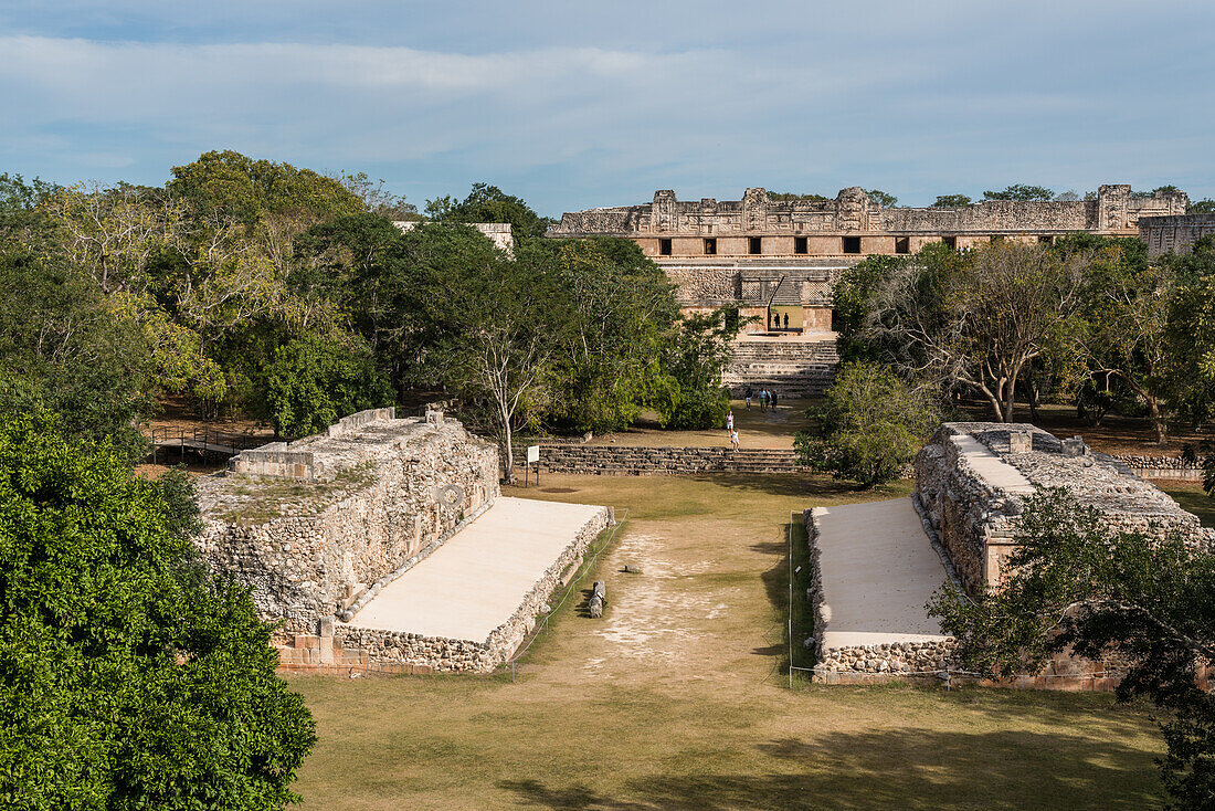 Blick auf den zeremoniellen Ballplatz mit dem Nonnenkloster dahinter in den prähispanischen Mayaruinen von Uxmal, Mexiko.