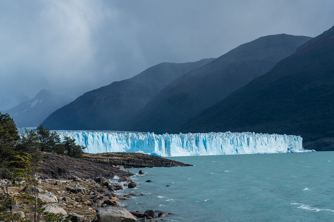 Perito-Moreno-Gletscher und Lago Argentino im Nationalpark Los Glaciares bei El Calafate, Argentinien. Ein UNESCO-Weltnaturerbe in der Region Patagonien in Südamerika. Rechts ist Cordon Reichert