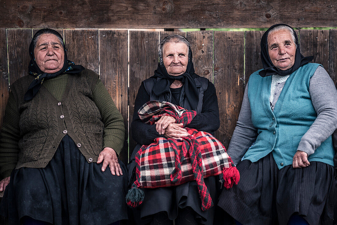 Porträt eines Einheimischen im Gespräch in einem Dorf in Maramures, Rumänien