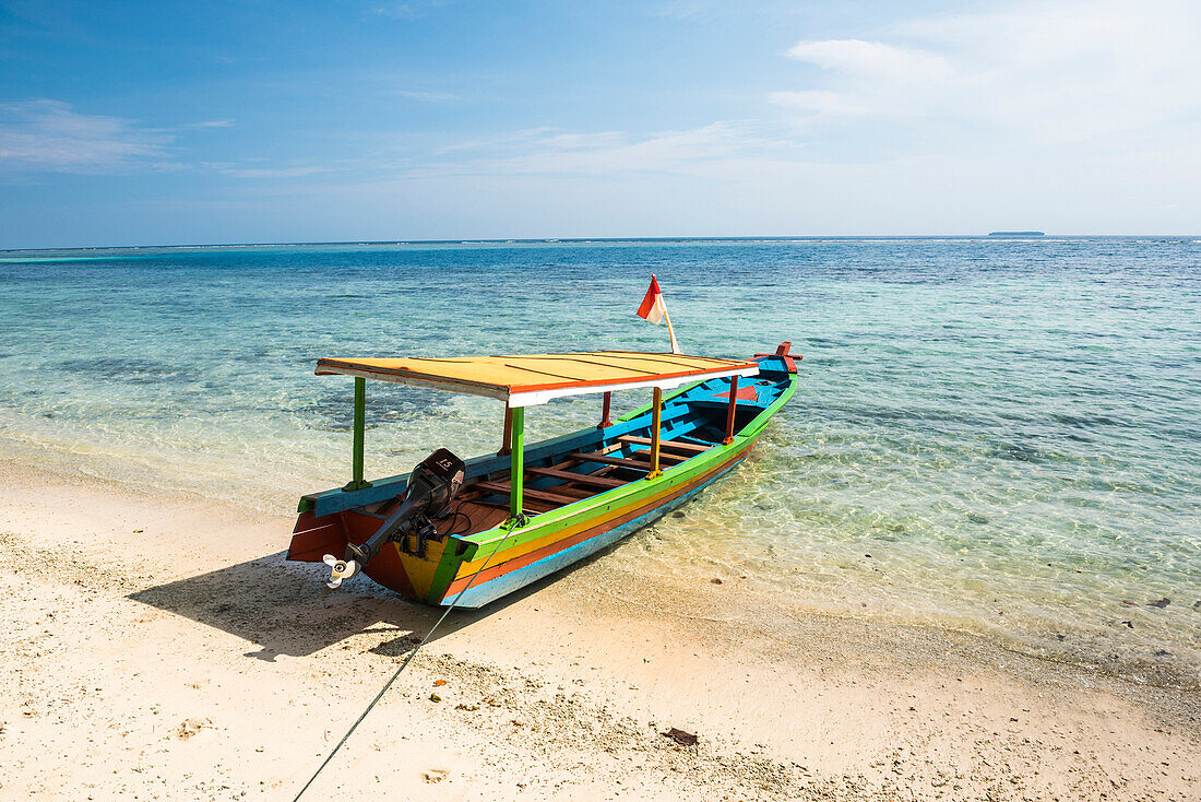 Traditionelles indonesisches Boot auf der Insel Marak, einer einsamen tropischen Insel in der Nähe von Padang in West-Sumatra, Indonesien