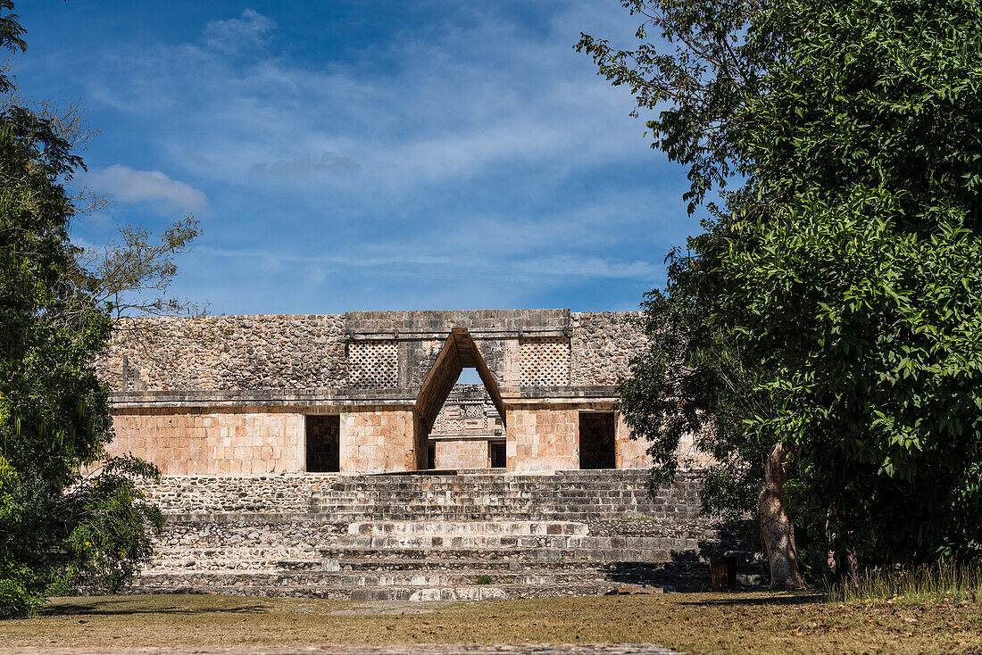 Der Haupteingang zum Nonnenkloster-Viereck befindet sich durch einen Kragsteinbogen in der Mitte des Südgebäudes in den prähispanischen Maya-Ruinen von Uxmal, Mexiko.