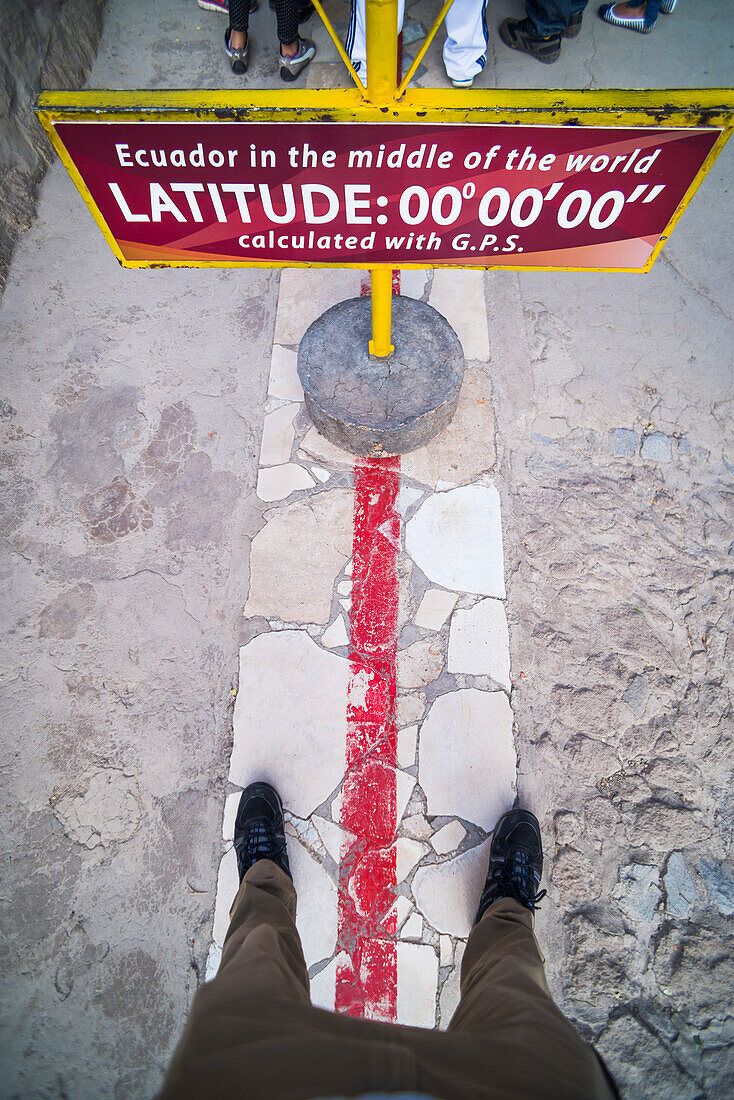 Ein Fuß in der nördlichen und südlichen Hemisphäre am Äquator in der "Mitte der Welt", San Antonio de Pichincha, Quito, Ecuador, Südamerika