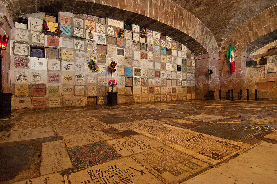 Krypta unter dem Altar in La Parroquia, der berühmten Pfarrkirche von San Miguel de Allende, Mexiko.