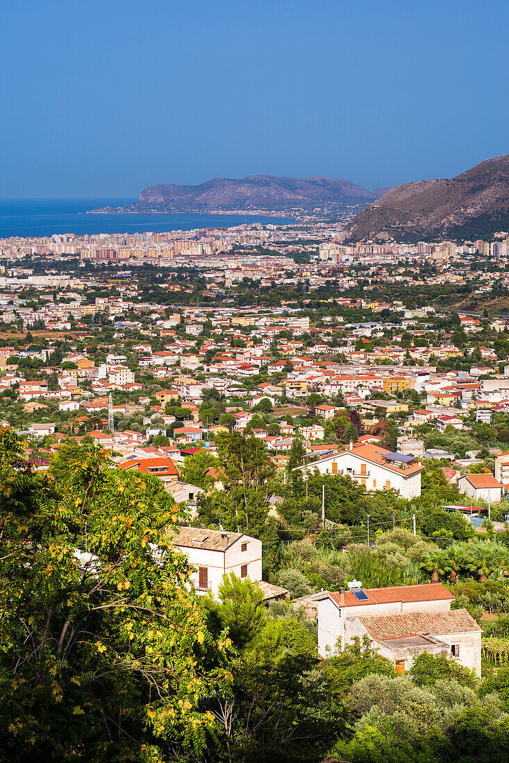 Stadtbild von Palermo (Palermu), gesehen von Monreale, Sizilien, Italien, Europa. Dies ist ein Stadtbild von Palermo (Palermu) von Monreale, Sizilien, Italien, Europa aus gesehen.