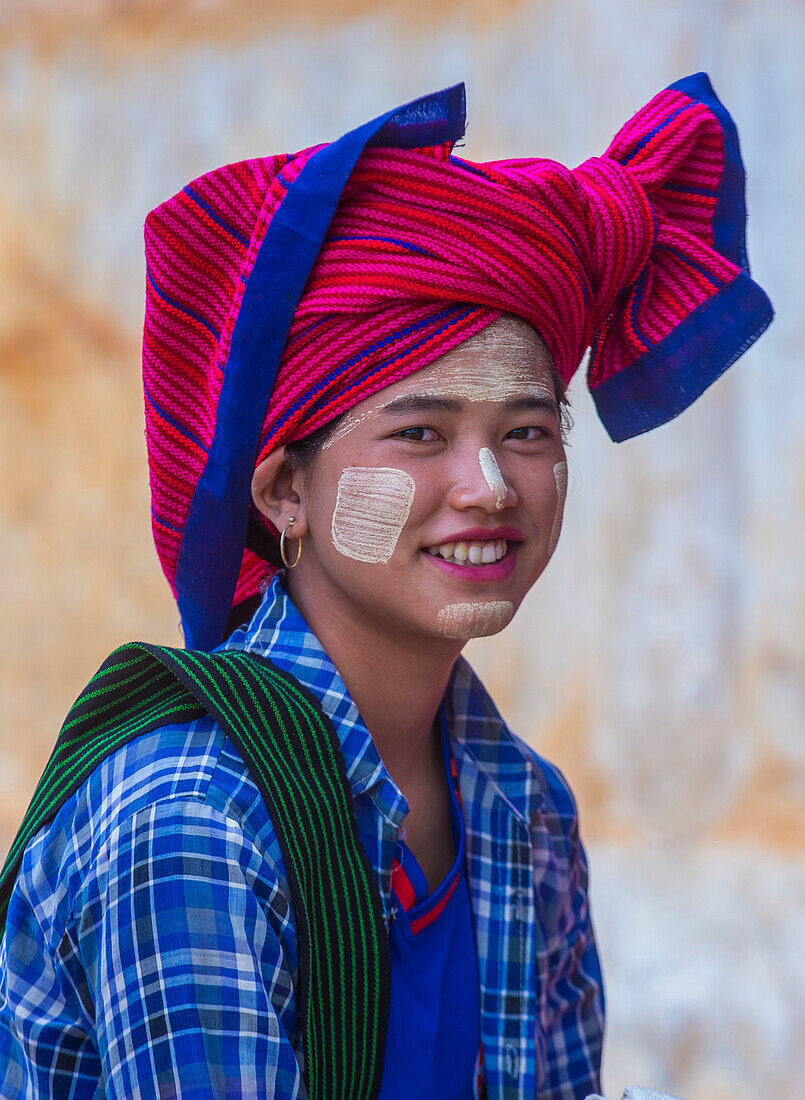 Porträt einer Frau vom Intha-Stamm am Inle-See in Myanmar