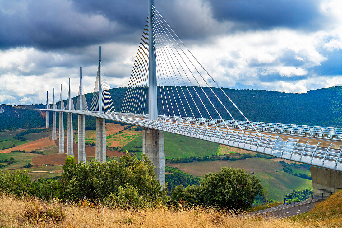 Luftaufnahme Millau-Viadukt des Architekten Norman Foster, zwischen Causse du Larzac und Causse de Sauveterre oberhalb von Tarn, Aveyron, Frankreich. Die Schrägseilbrücke überspannt das Tal des Flusses Tarn. Autobahn A75, gebaut von Michel Virlogeux und Norman Foster, zwischen den Causses de Sauveterre und den Causses du Larzac oberhalb des Flusses Tarn, Regionaler Naturpark Grands Causses.