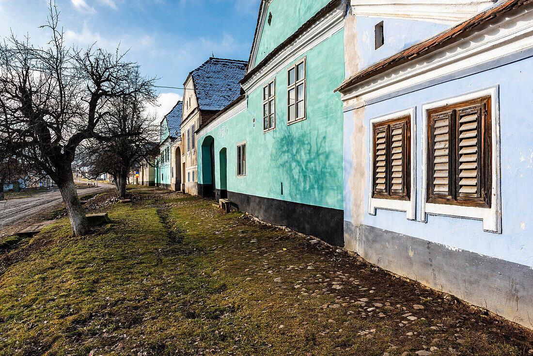 Bunte Häuser in Viscri, UNESCO-Weltkulturerbe, Siebenbürgen, Rumänien