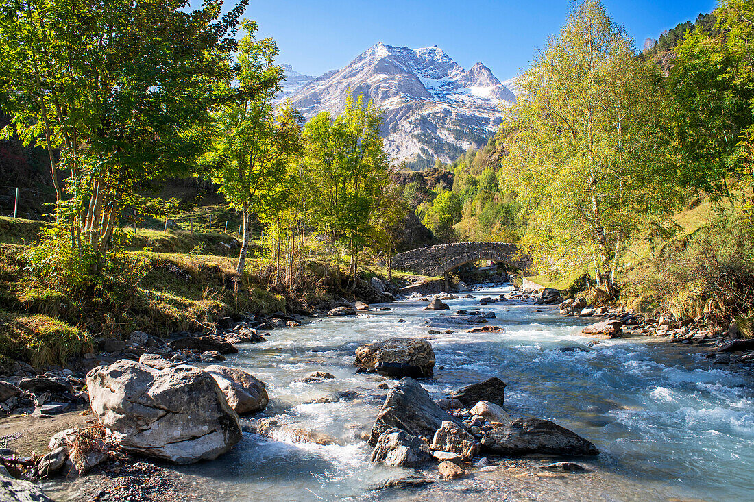 The Cirque de Gavarnie and the Gavarnie Falls / Grande Cascade de Gavarnie, highest waterfall of France in the Pyrenees. Hautes-Pyrenees, Gavarnie-Gèdre, Pyrenees National Park, Gavarnie cirque, listed as World Heritage by UNESCO.