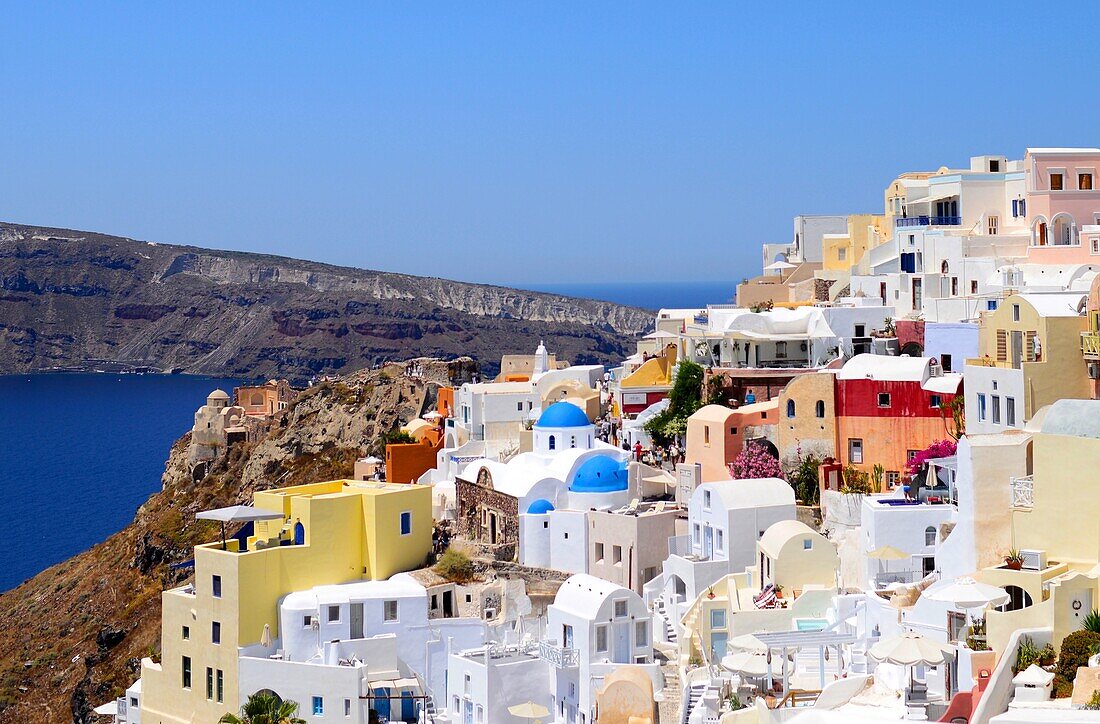 Gebäude am Hang in Oia, Santorin, Griechische Inseln, Griechenland