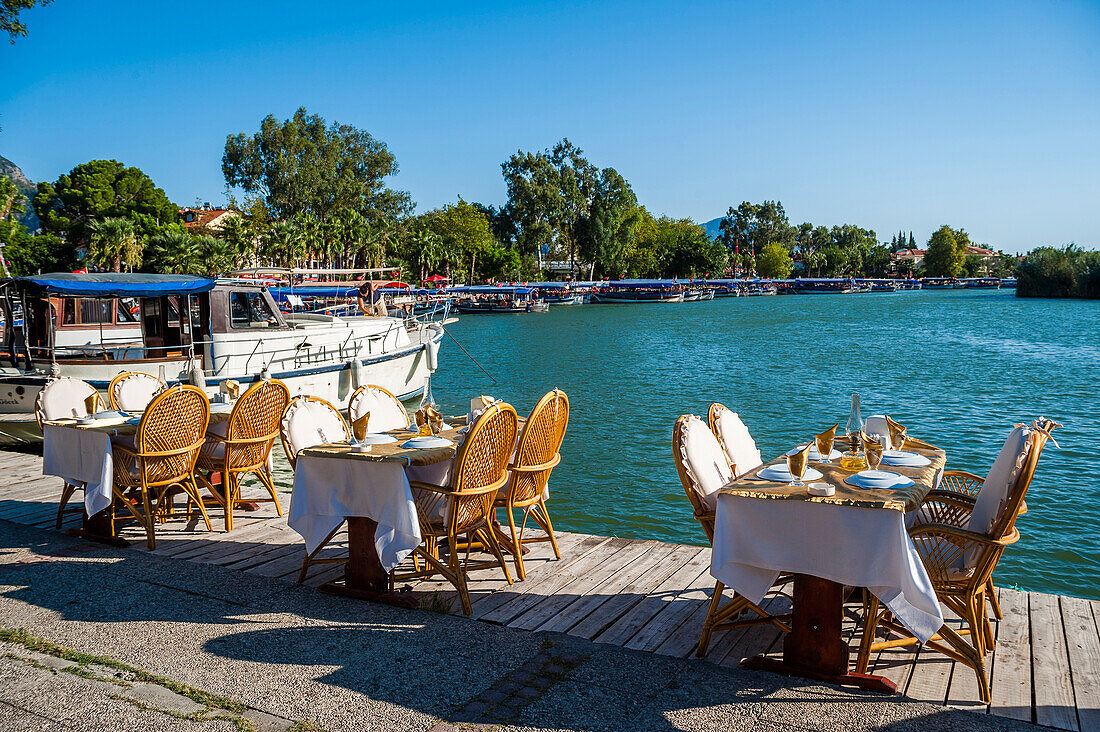 Restaurant am Wasser, Dalyan, Provinz Mugla, Türkei