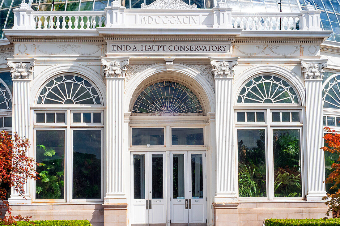 Enid A. Haupt Conservatory und Teich mit Seerosen Gewächshaus, New York Botanical Garden, Bronx, New York City, New York State, USA.