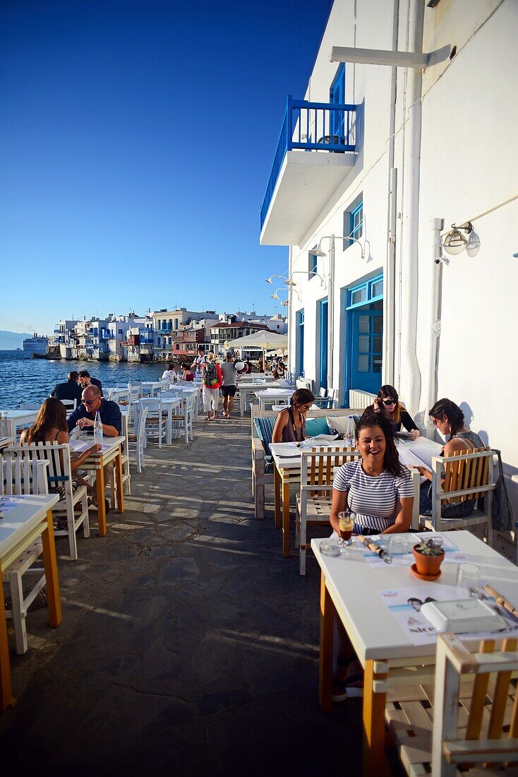 Terrasse eines Cafés mit Blick auf Klein-Venedig, Mykonos, Griechenland