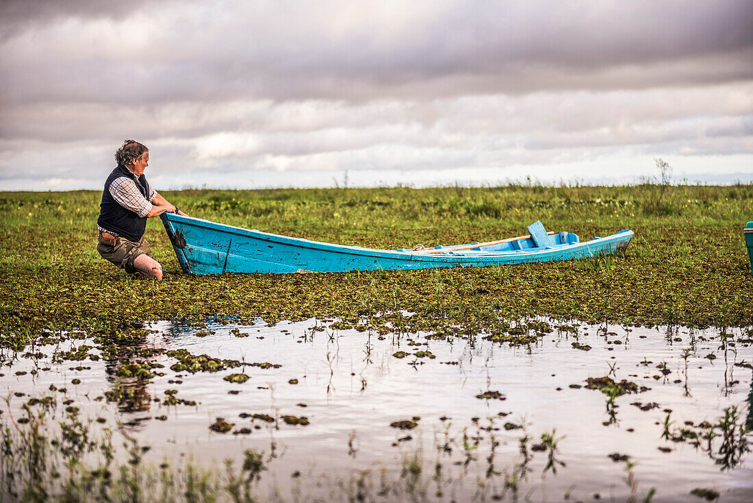 Manövrieren eines Bootes auf der Estancia San Juan de Poriahu, Ibera Wetlands, einem Sumpfgebiet in der Provinz Corrientes, Argentinien