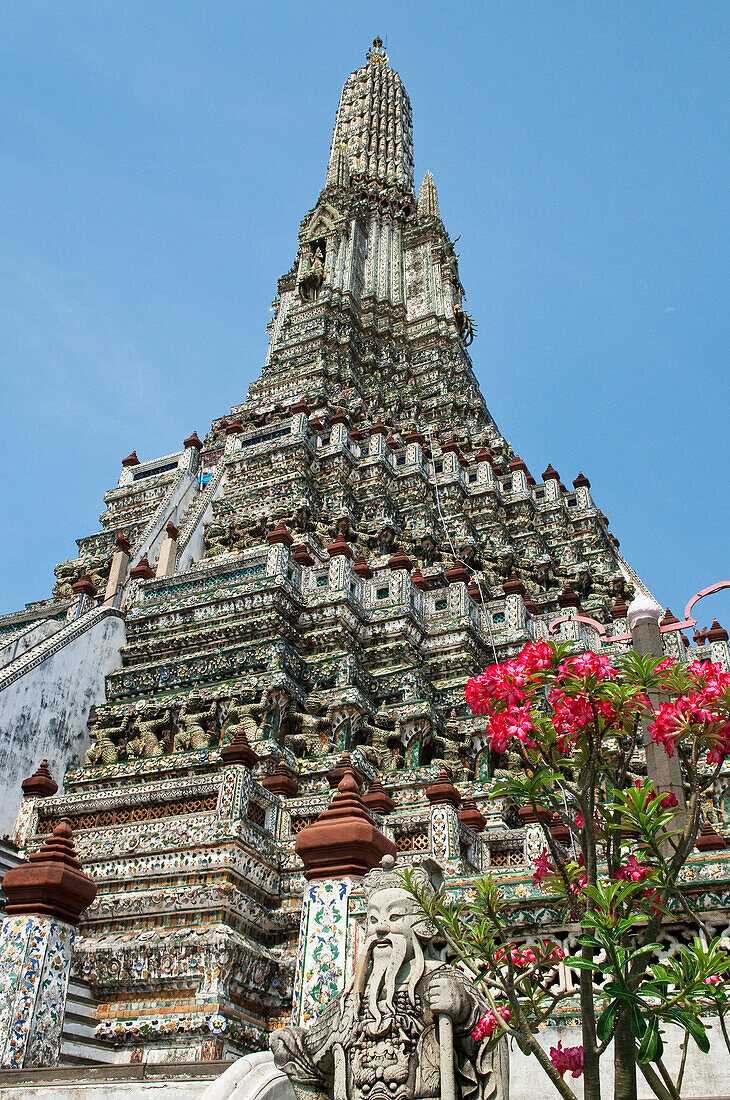 Der zentrale Prang, ein Turm im Khmer-Stil, im Wat Arun, einem buddhistischen Tempel, auch bekannt als Tempel der Morgenröte, in Bangkok, Thailand.
