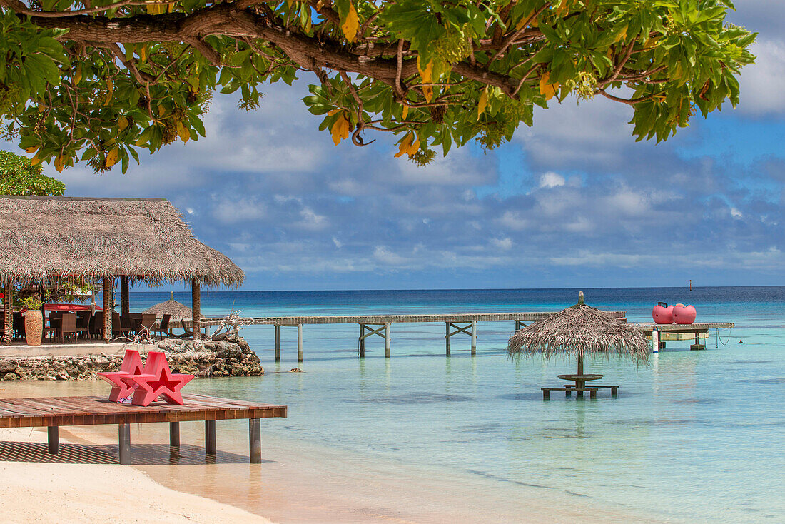 Strand und Pier der Havaiki-Lodge in Fakarava. Havaiki-te-araro, Havai'i oder Farea-Atoll, Tuamotu-Archipel, Französisch-Polynesien, Pazifischer Ozean