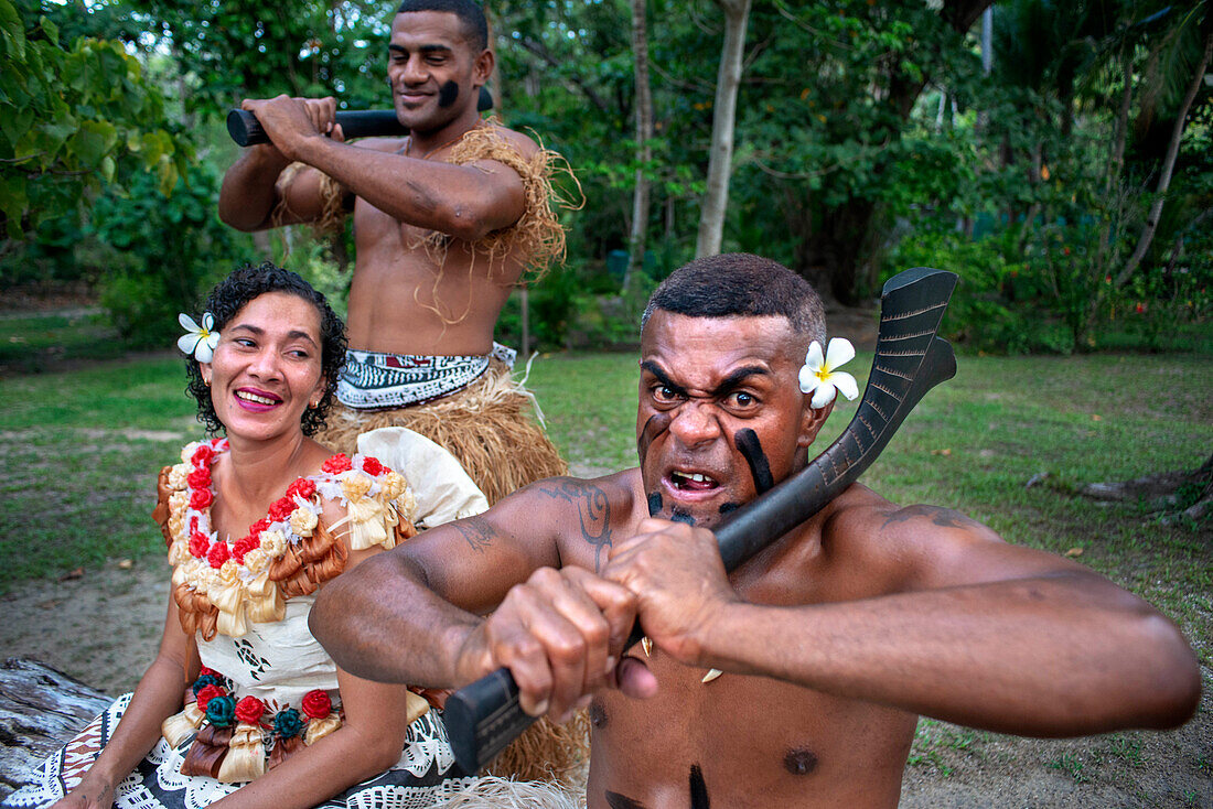 Porträt der traditionellen fidschianischen Krieger im Malolo Island Resort und Likuliku Resort, Mamanucas Inselgruppe Fidschi