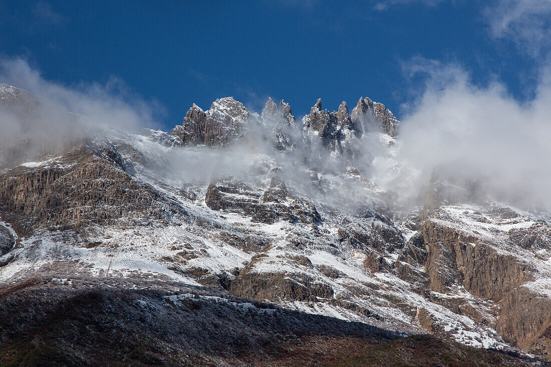 Der Cordon de los Condores bildet die Ostseite des Tals des Rio de las Vueltas nördlich des Nationalparks Los Glaciares in der Nähe von El Chalten, Argentinien, in der Region Patagonien in Südamerika.