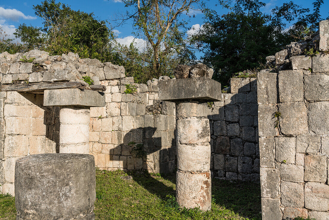 Säulen des Nonnenklosterkomplexes in den Ruinen der großen Maya-Stadt Chichen Itza, Yucatan, Mexiko. Die prähispanische Stadt Chichen-Itza gehört zum UNESCO-Weltkulturerbe.