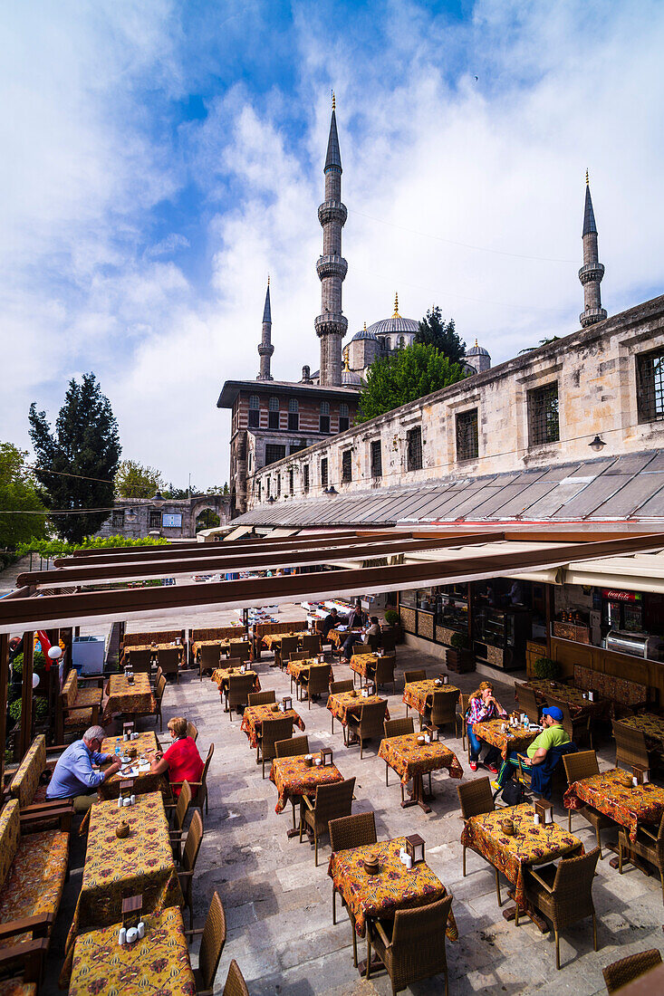 Restaurant an der Blauen Moschee (Sultan-Ahmed-Moschee oder Sultan-Ahmet-Camii), Istanbul, Türkei
