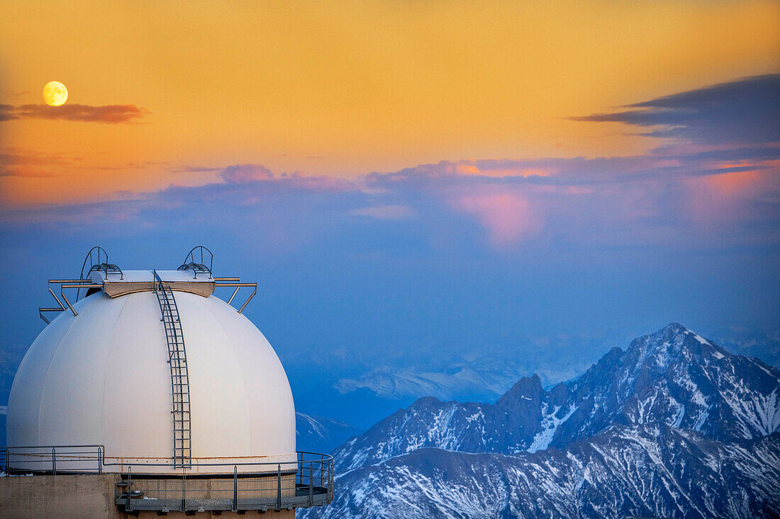 Das Observatorium des Pic Du Midi De Bigorre bei Sonnenuntergang, Hautes Pyrenees, Midi Pyrenees, Frankreich