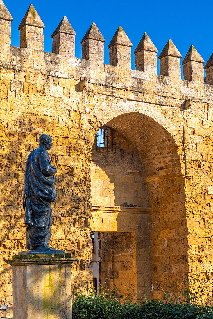 Statue von Seneca mit dem Almodovar-Tor und der Stadtmauer von Córdoba aus der Zeit des Kalifats, Córdoba, Andalusien, Spanien, Europa
