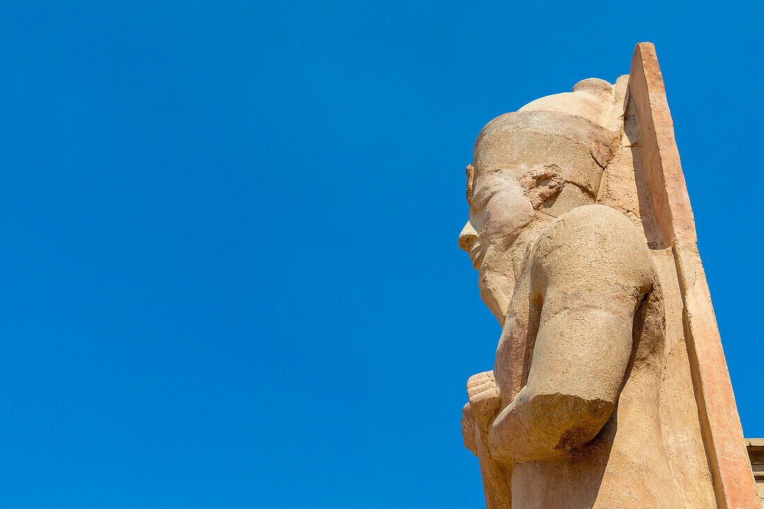 Statue im Luxor-Tempel, Luxor, Theben, UNESCO-Welterbestätte, Ägypten, Nordafrika, Afrika