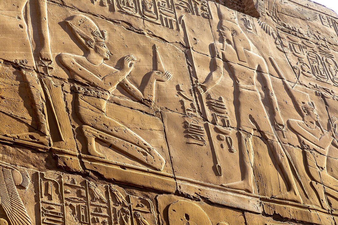 Steinmetzarbeiten und Hieroglyphen im Karnak-Tempel, Luxor, Theben, UNESCO-Welterbe, Ägypten, Nordafrika, Afrika