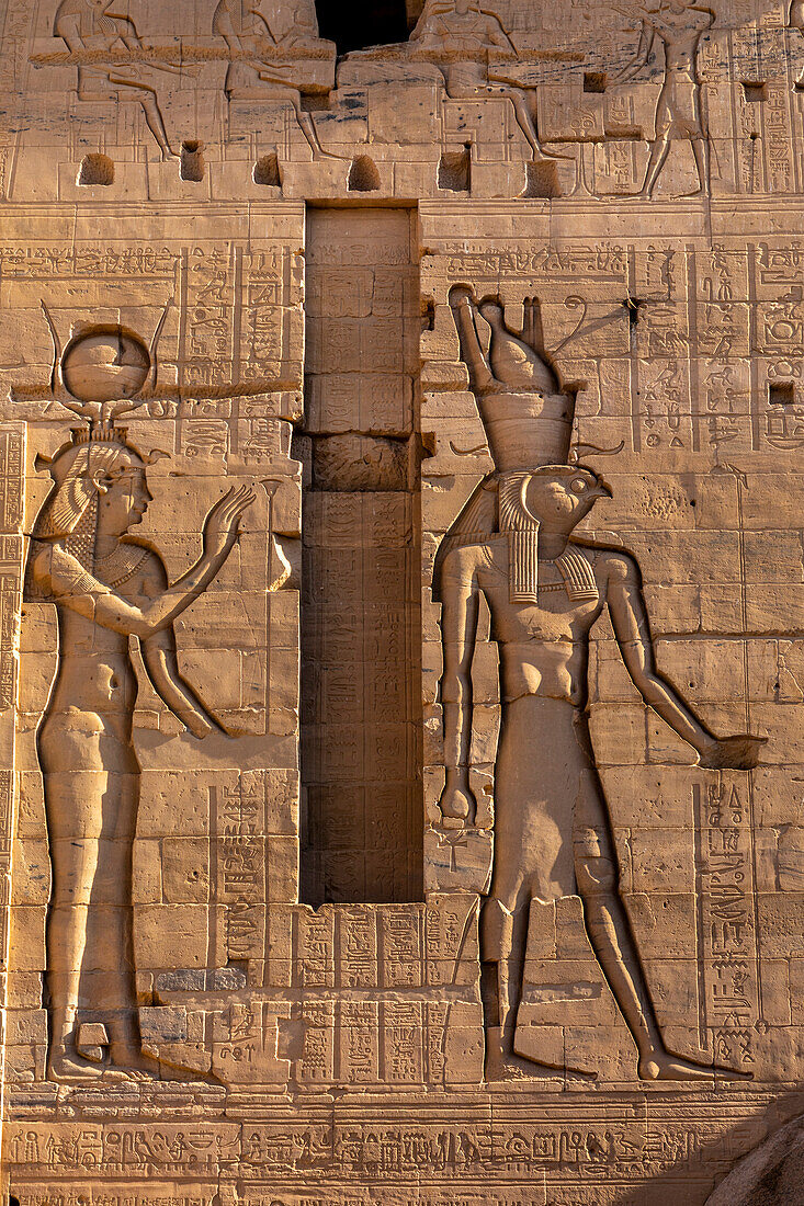 Der zweite Pylon des Isis-Tempels im Philae-Tempelkomplex, UNESCO-Weltkulturerbe, Agilkia-Insel, Assuan, Ägypten, Nordafrika, Afrika