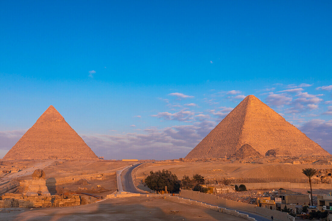 Die Große Sphinx von Gizeh und die Pyramide des Chephren und die Große Pyramide, UNESCO-Weltkulturerbe, Gizeh, Ägypten, Nordafrika, Afrika