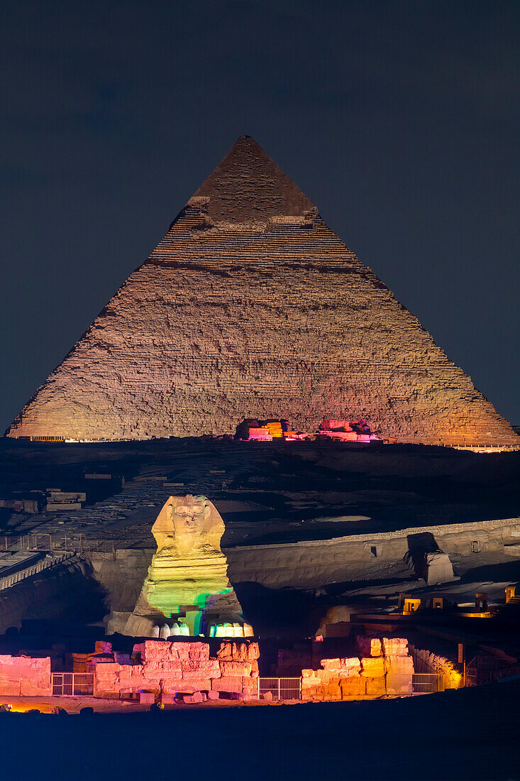 Die Große Sphinx von Gizeh und die Pyramide des Chephren beleuchtet, UNESCO-Weltkulturerbe, Gizeh, Ägypten, Nordafrika, Afrika