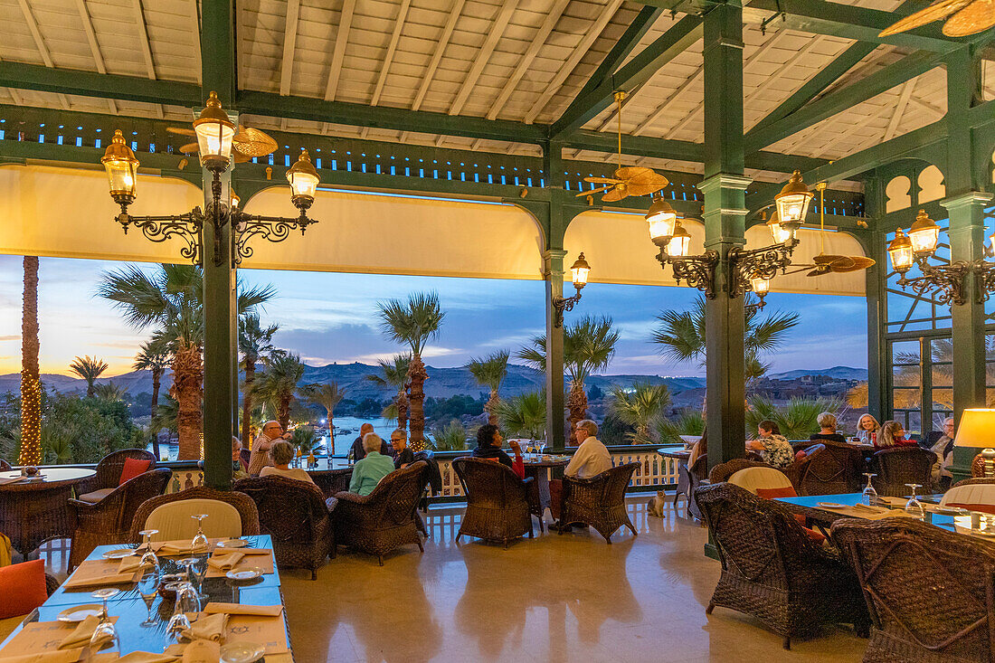 Das Terrassenrestaurant im Old Cataract Hotel in der Abenddämmerung, Assuan, Ägypten, Nordafrika, Afrika