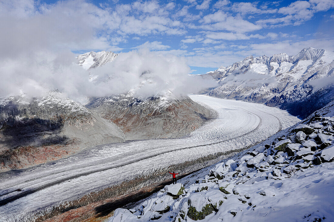 Wanderer bewundert den Aletschgletscher von einem Aussichtspunkt, der auf einem Felsen steht, UNESCO-Welterbe, Berner Alpen, Kanton Wallis, Schweiz, Europa