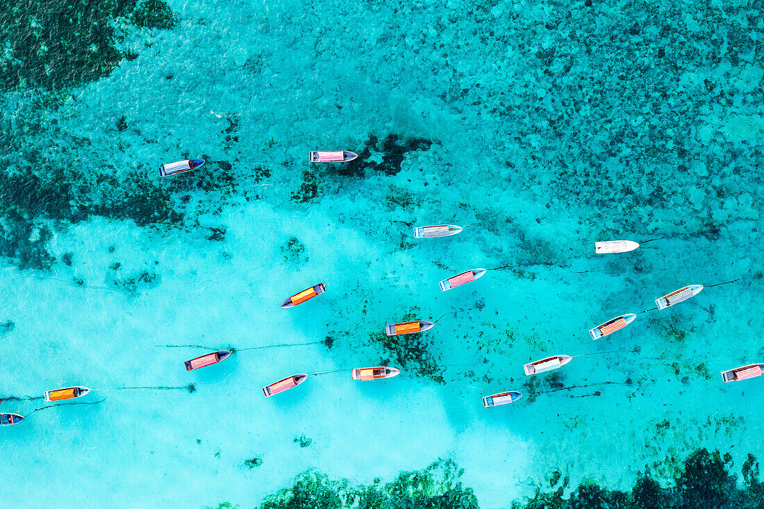 Luftaufnahme von verankerten Booten in der exotischen Lagune, Sansibar, Tansania, Ostafrika, Afrika