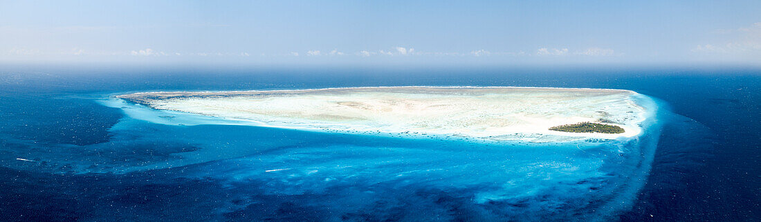 Luftaufnahme eines idyllischen tropischen Atolls im Indischen Ozean, Sansibar, Tansania, Ostafrika, Afrika