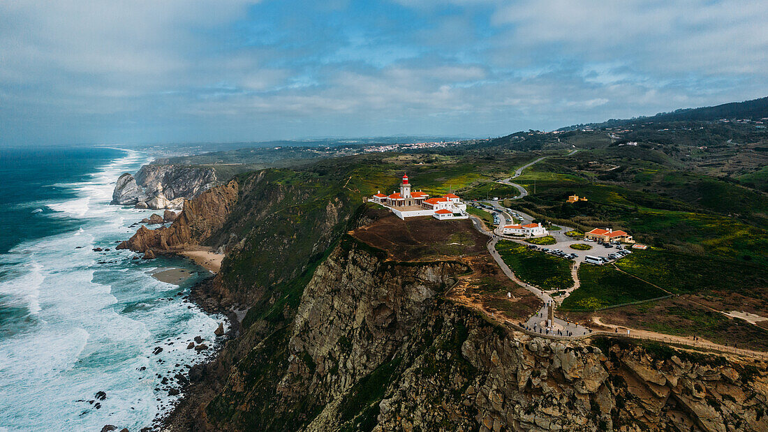 Luftaufnahme von Cabo da Roca, dem westlichsten Punkt Kontinentaleuropas, in der Nähe von Sintra, Portugal, Europa