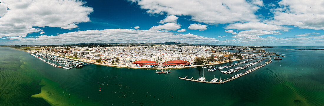 Luftaufnahme von Olhao, offiziell bekannt als Olhao da Restauracao, einer Stadt und Gemeinde in der Algarve-Region, Südportugal, Europa