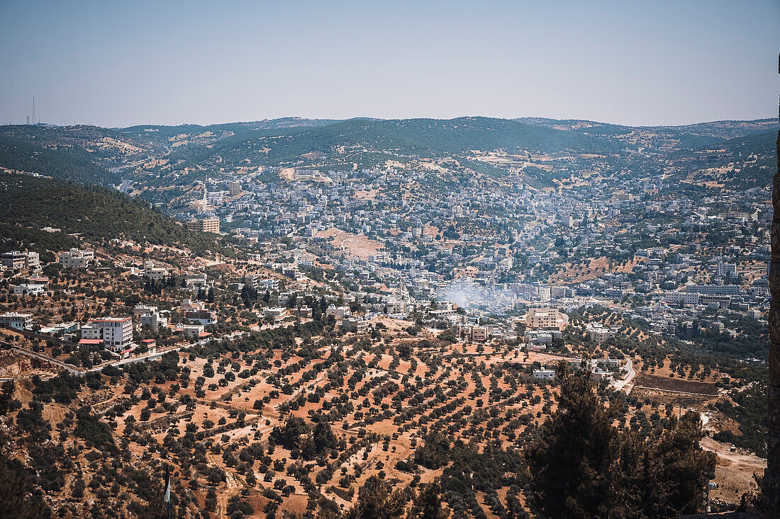 Blick über die Landschaft von Ajilun vom Burghügel aus, Jordanien, Naher Osten