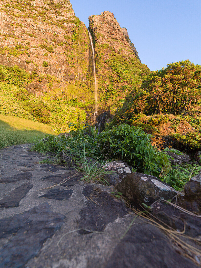 Wasserfall, Poco do Bacalhau, bei Sonnenuntergang auf der Insel Flores, Azoren-Inseln, Portugal, Atlantischer Ozean, Europa