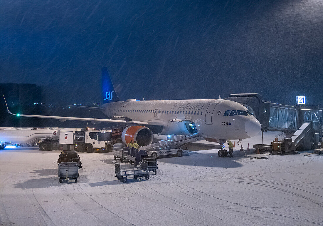 SAS Scandinavian Airlines System Airbus A320 NEO bei starkem Schneefall am Flughafen Tromso, Tromso, Norwegen, Skandinavien, Europa