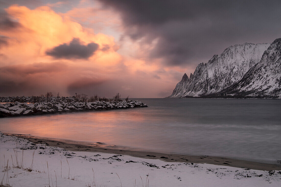 Die Teufelszähne, gesehen vom Ersfjordstranda Strand bei Sonnenuntergang im Winter, Senja, Troms og Finnmark County, Norwegen, Skandinavien, Europa