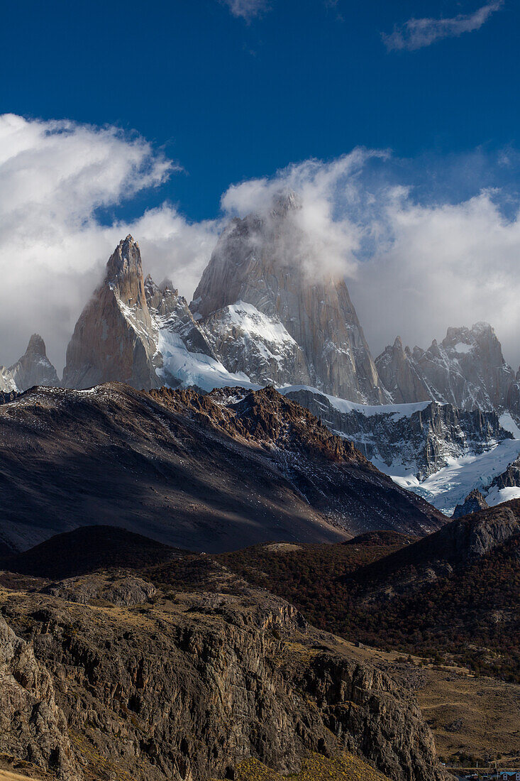 Der Berg Fitz Roy im Nationalpark Los Glaciares bei El Chalten, Argentinien. Ein UNESCO-Weltnaturerbe in der Region Patagonien in Südamerika. Aufgrund der vorherrschenden Wetterverhältnisse über dem südpatagonischen Eisfeld bildet der Berg Fitz Roy oft seine eigenen Wolken, die den Gipfel normalerweise verdecken. Er ist nur an etwa 5 Tagen im Monat vollständig sichtbar.