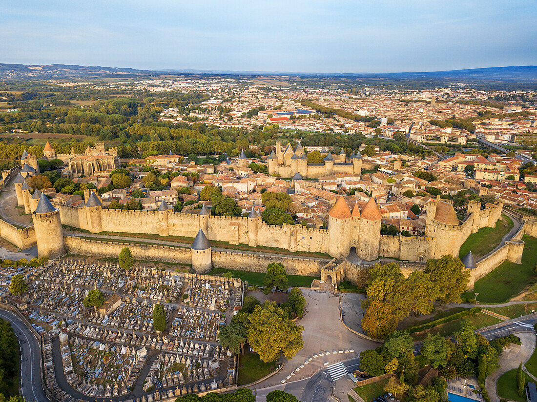 Luftaufnahme von Carcassonne, mittelalterliche Stadt, die von der UNESCO zum Weltkulturerbe erklärt wurde, Harboure d'Aude, Languedoc-Roussillon Midi Pyrenees Aude Frankreich