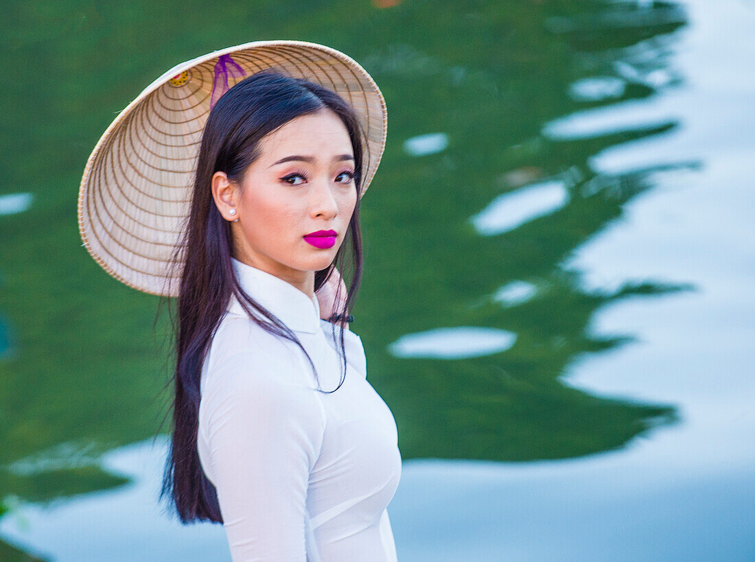 Vietnamesische Frau trägt ein Ao Dai Kleid während des Herbstfestes in Hoi An, Vietnam