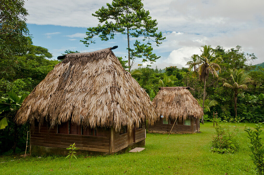 Gästebungalows in Bulou's Eco Lodge, Navala Village, Insel Viti Levu, Fidschi.