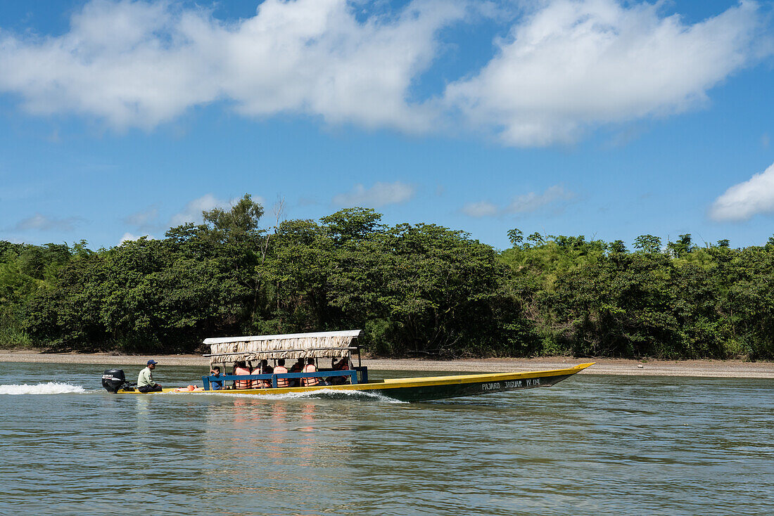 Touristen auf einer Barkasse zu den Maya-Ruinen von Yaxchilan am Usumacinta-Fluss in Chiapas, Mexiko.