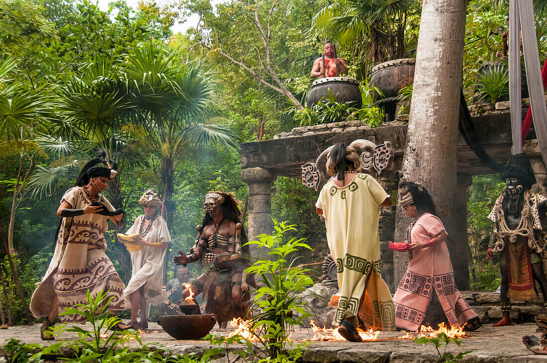 Aufführung der Maya-Kultur "Los Rostros de Ek chuah", zu Ehren des Maya-Gottes des Kakaos, mit Frauen, die um einen Mann tanzen, der Ah puch, den Herrn der Unterwelt oder Gott des Todes, darstellt, im Park Xcaret, Riviera Maya, Mexiko.