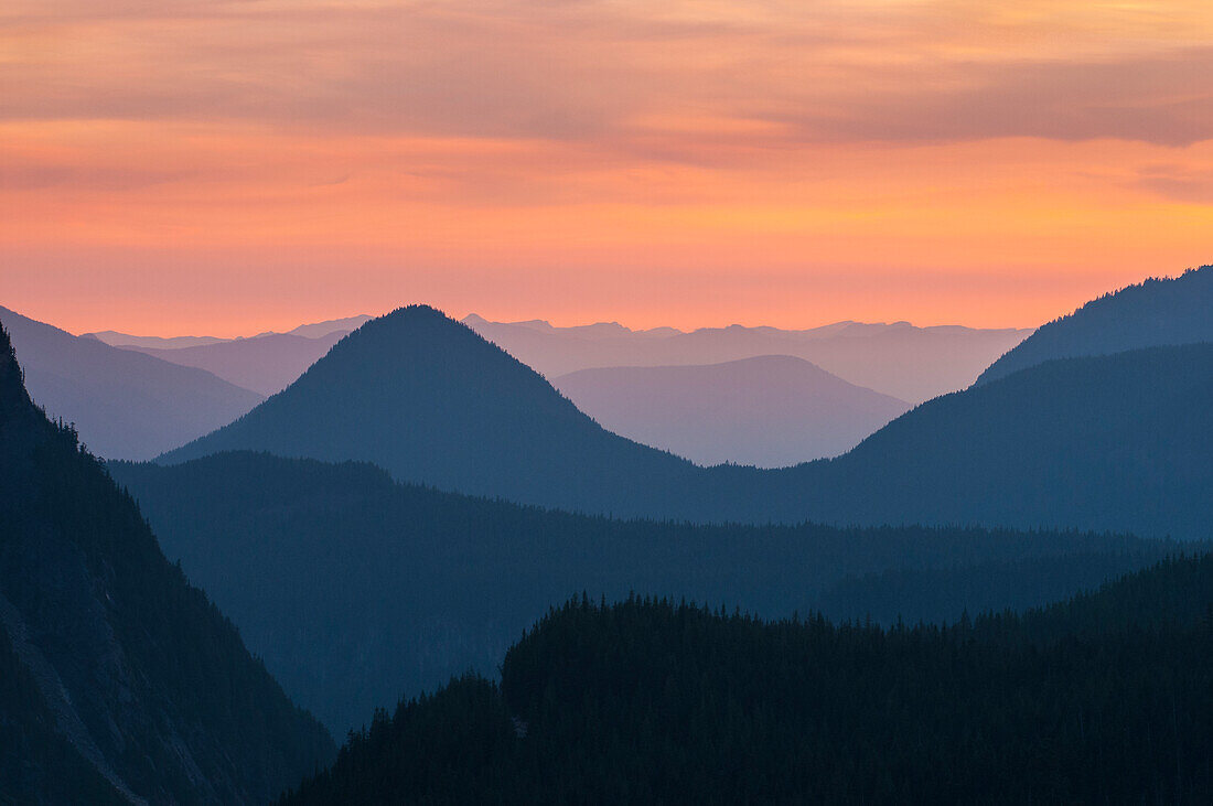 Nisqually River Valley, Tumtum Peak und Bergkämme bei Sonnenuntergang vom Inspiration Point aus; Mount Rainier National Park, Washington.