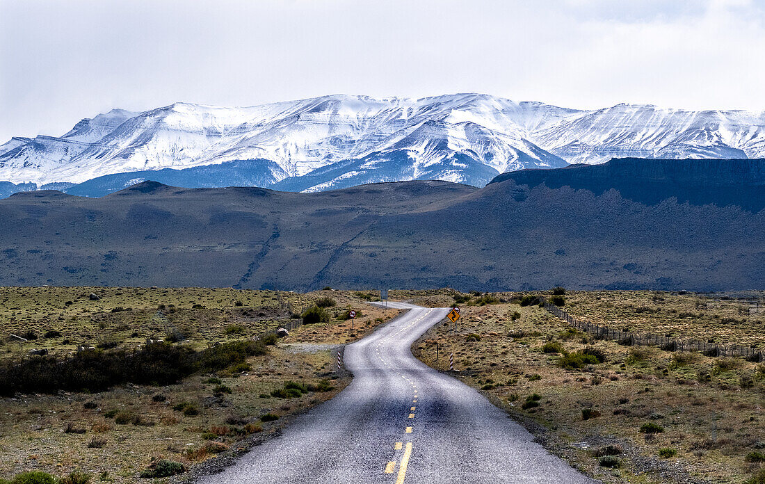 Straße, die zu schneebedeckten Bergen führt, Torres del Paine Nationalpark, Chile, Südamerika