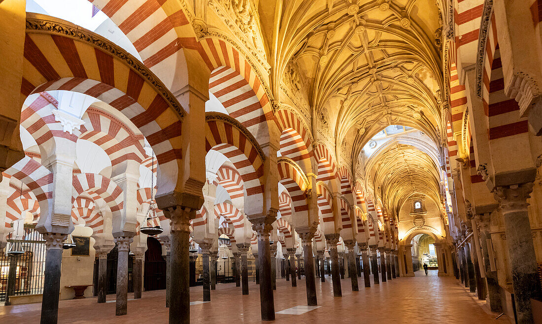 Innenraum der Moschee (Mezquita) und der Kathedrale von Córdoba, UNESCO-Welterbestätte, Córdoba, Andalusien, Spanien, Europa