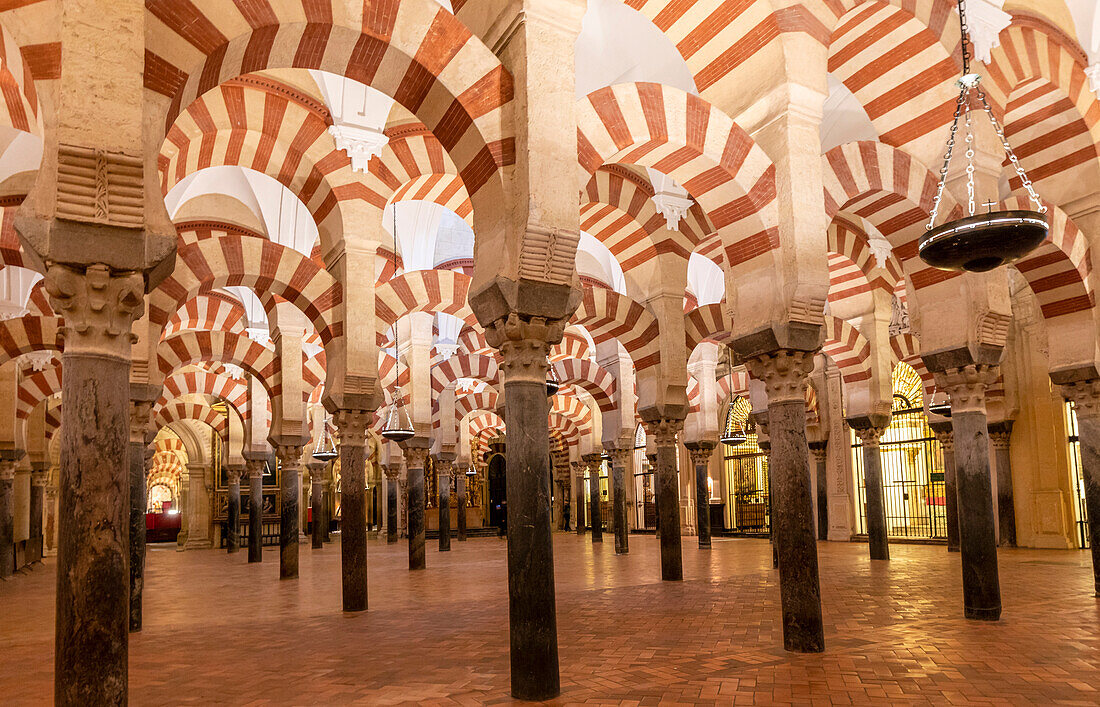 Innenraum der Moschee (Mezquita) und der Kathedrale von Córdoba, UNESCO-Welterbe, Córdoba, Andalusien, Spanien, Europa